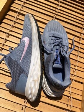 Nike Women's Breathable Mesh Running Shoes in Light Blue with Pink Swoosh